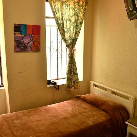 Hostal Loro Verde Quito Esterno foto