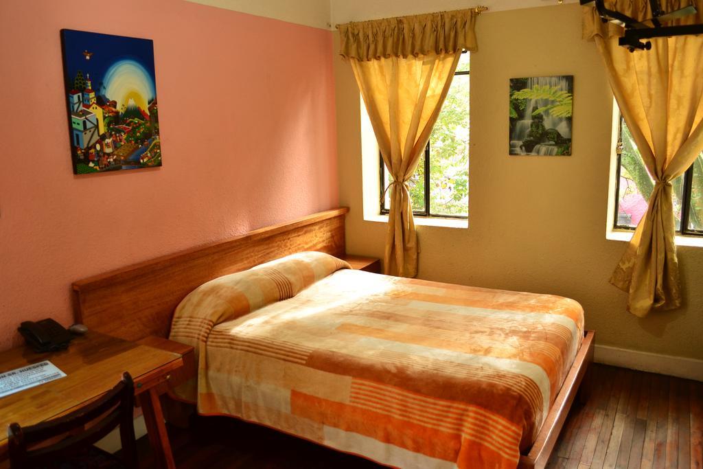 Hostal Loro Verde Quito Esterno foto