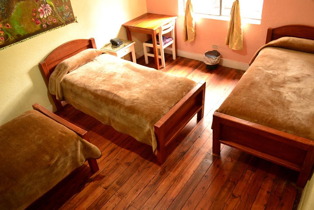 Hostal Loro Verde Quito Esterno foto
