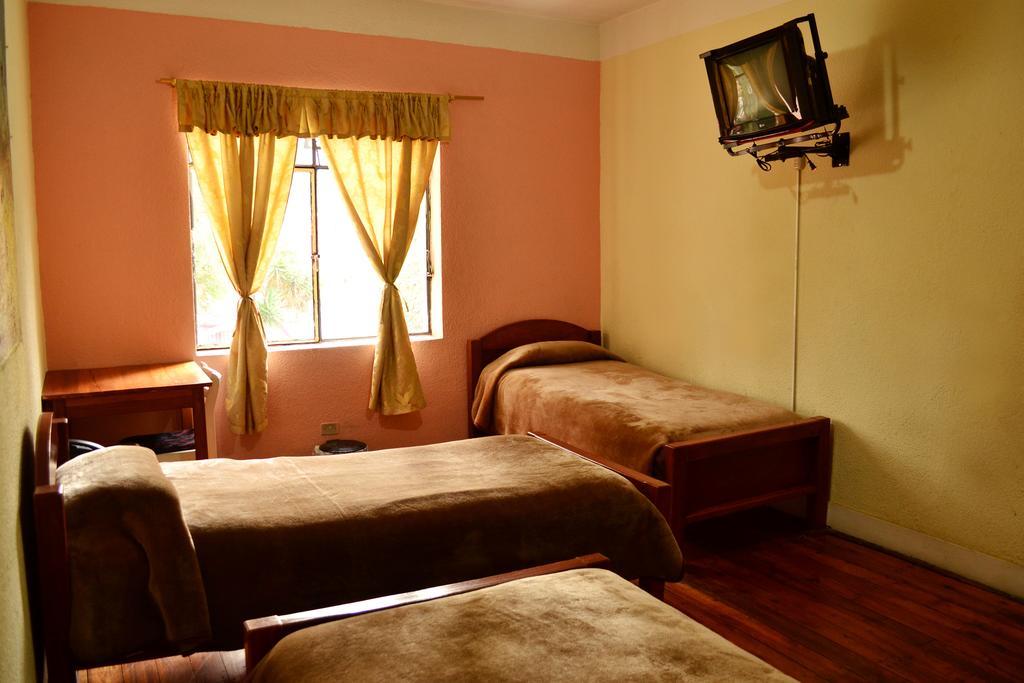 Hostal Loro Verde Quito Esterno foto