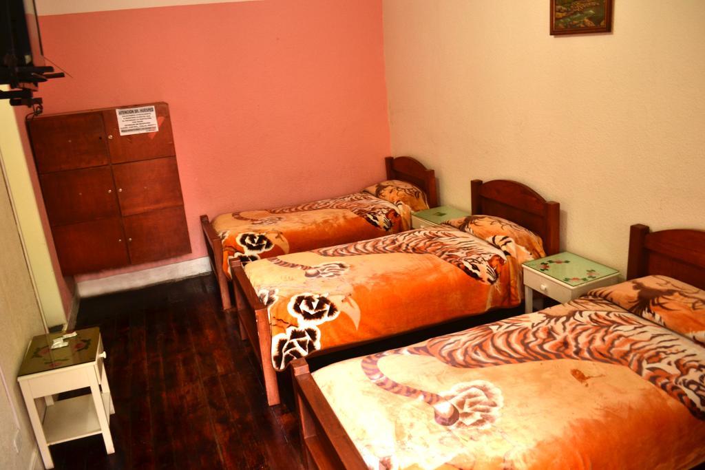 Hostal Loro Verde Quito Esterno foto
