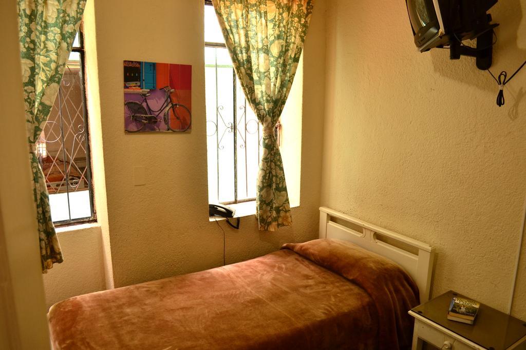 Hostal Loro Verde Quito Esterno foto