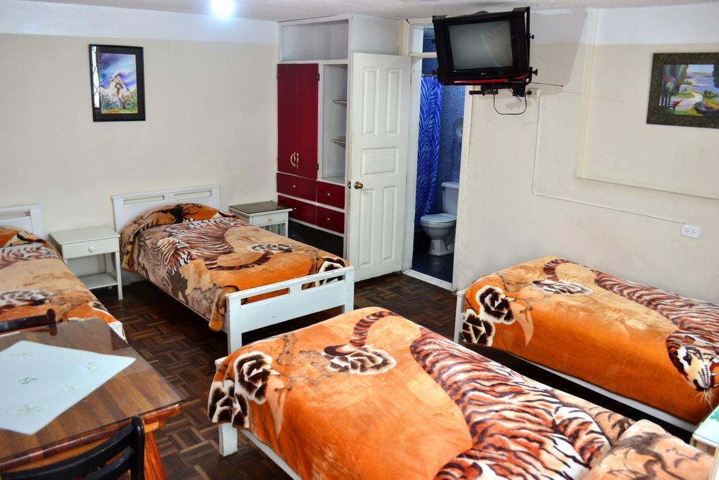 Hostal Loro Verde Quito Esterno foto